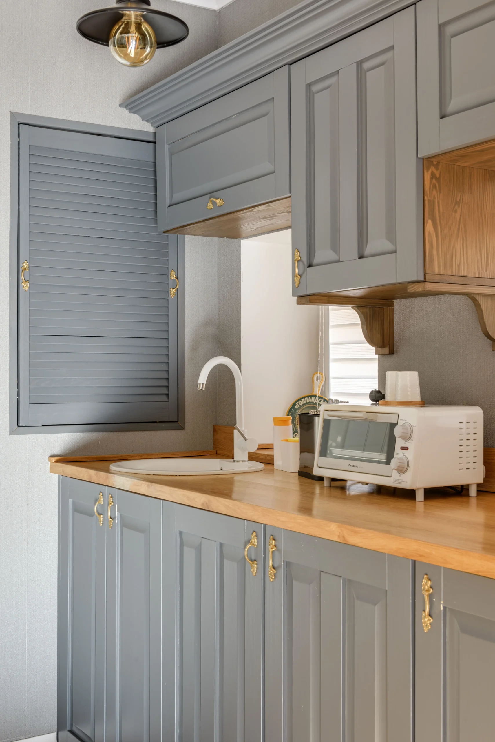 Custom kitchen cabinets by New Countertop Group